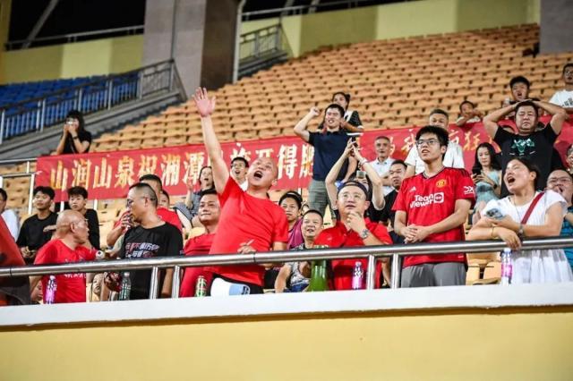 看台上的球迷热情高涨，助威声不断