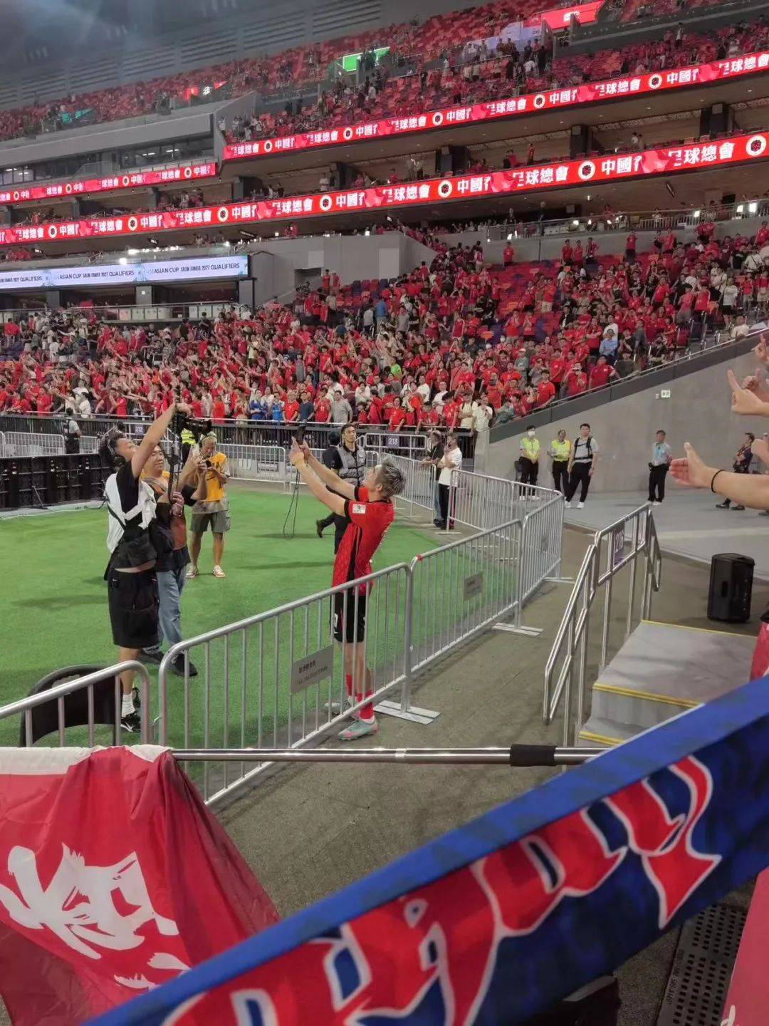 田径传奇谢幕，球迷泪洒赛场